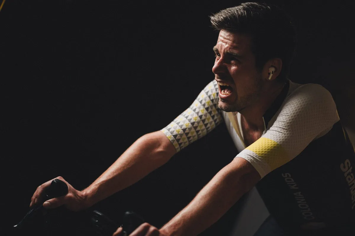 Radsportler bei einer hochintensiven Indoor-Einheit auf dem Smarttrainer