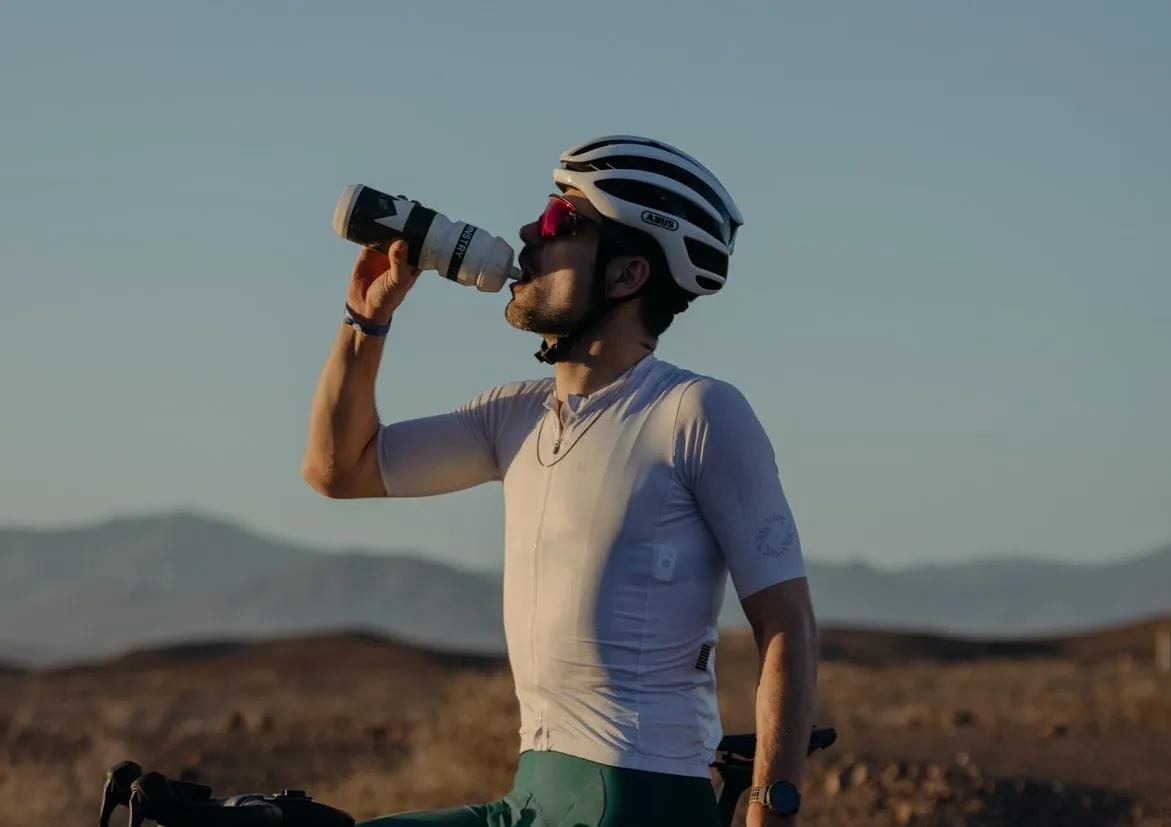 Radsportler trinkt aus der Flasche im SCYENCE-Trainingscamp auf Fuerteventura